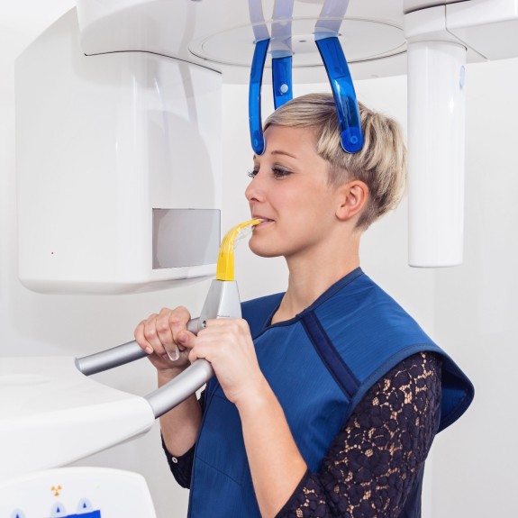 Patientin während einer Röntgenaufnahme