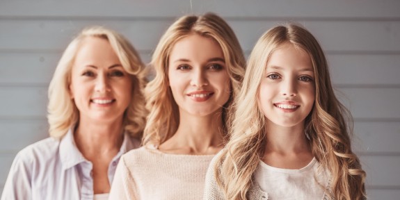 Drei Generationen Frauen stehen hintereinander