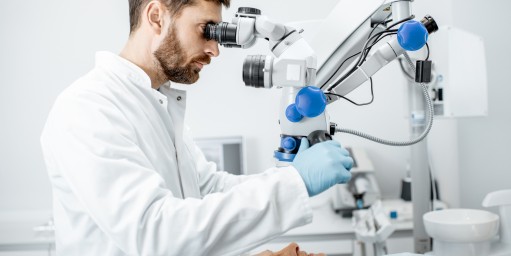 Zahnarzt nutzt Mikroskop bei einer Behandlung