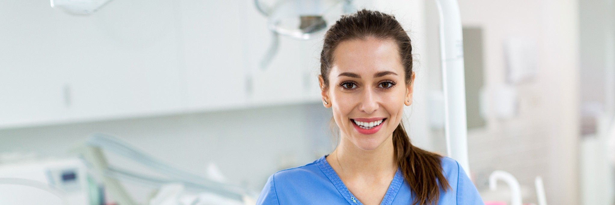 Zahnmedizinische Fachangestellte lächelt zufrieden