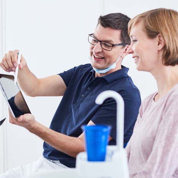 Dr. Wiesner erklärt Patientin etwas am iPad